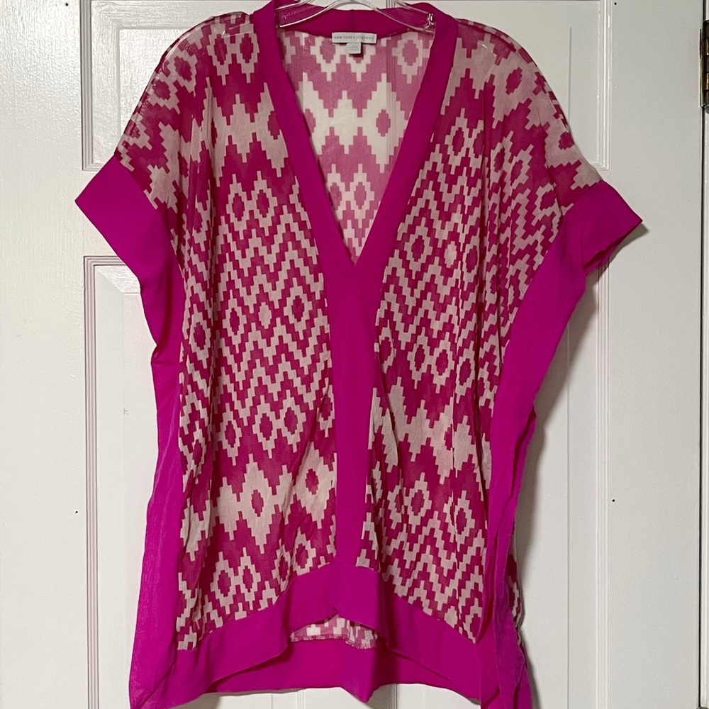 New York & Company pink and white geometric print sheer v-neck pullover blouse